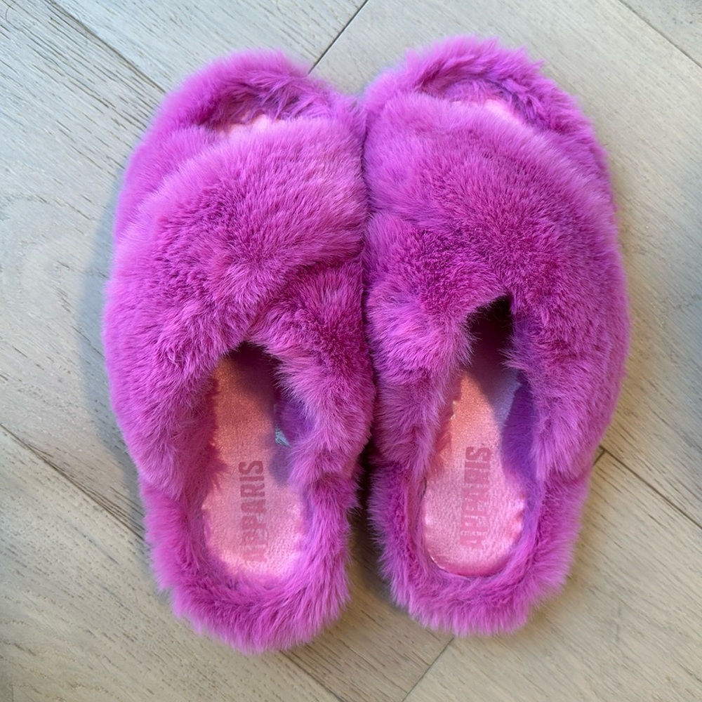 LIKE NEW Apparis Slippers